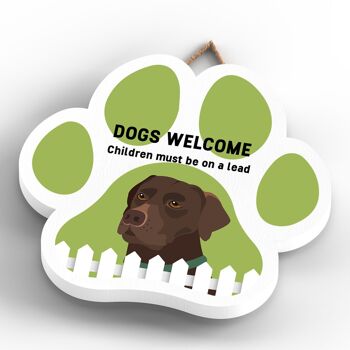 P5579 - Les chiens labrador chocolat accueillent les enfants en laisse Katie Pearson Artworks Plaque à suspendre avec empreinte de patte 4