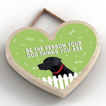 P5674 - Labrador noir Soyez la personne que votre chien pense que vous êtes sans Katie Pearson Artworks Plaque à suspendre en forme de cœur 2