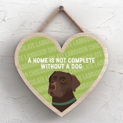 P5691 - Chocolate Labrador Home non è completo senza Katie Pearson Artworks Heart Hanging Plaque