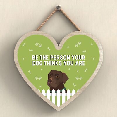P5692 - Chocolate Labrador Sé la persona que tu perro cree que eres sin Katie Pearson Artworks Placa colgante con forma de corazón