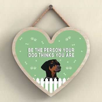 P5706 - Doberman Soyez la personne que votre chien pense que vous êtes sans Katie Pearson Artworks Plaque à suspendre en forme de cœur 1
