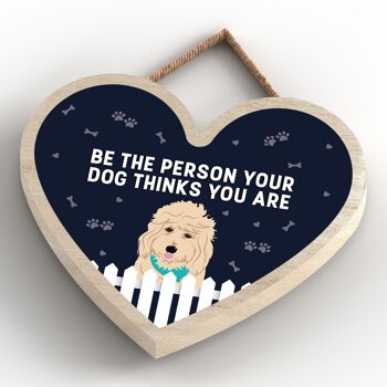 P5718 - Goldendoodle Soyez la personne que votre chien pense que vous êtes sans Katie Pearson Artworks Plaque à suspendre en forme de cœur 4