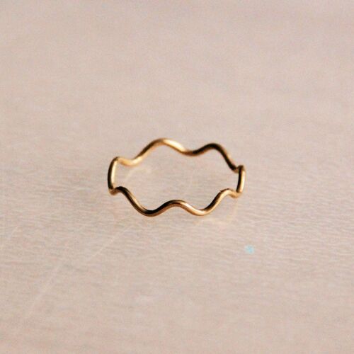 Stainless steel minimalist wave ring - gold