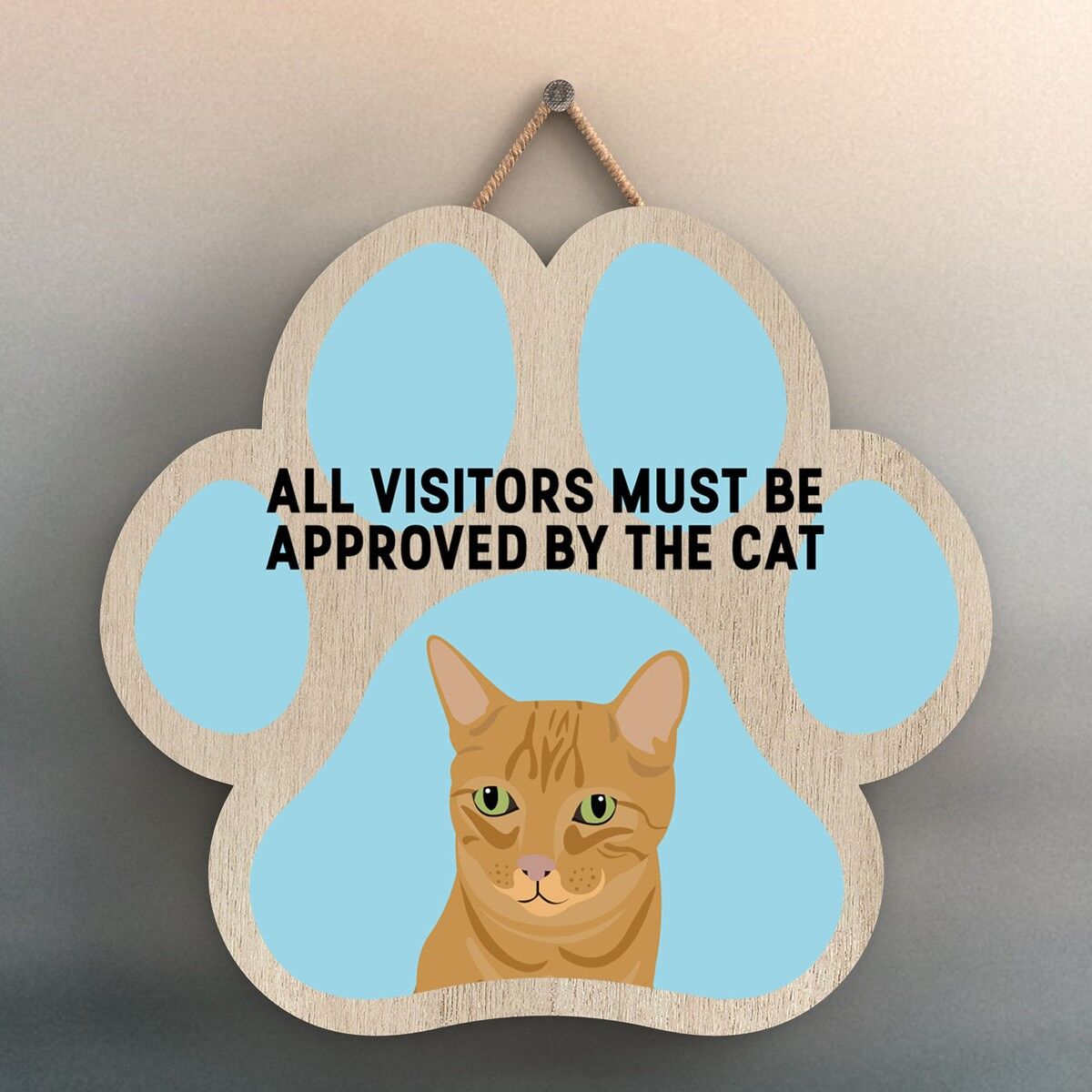 P5997 - Ginger Tabby Cat Tutti i visitatori approvati dal gatto Katie Pearson Artworks Placca da appendere in legno a forma di impronta di zampa
