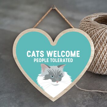 P6019 - White Cats Welcome People Tolerated Katie Pearson Artworks Plaque à suspendre en bois en forme de cœur 1