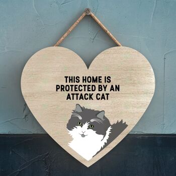 P6026 - Chat gris et blanc Home Protected Attack Cat Katie Pearson Artworks Plaque à suspendre en bois en forme de cœur 1