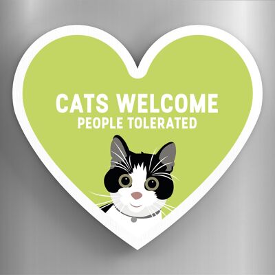 P6079 – Schwarz-weiße Katzen, Willkommen, Menschen toleriert, Katie Pearson Kunstwerke, herzförmiger Holzmagnet