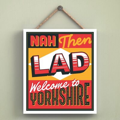 P6569 - Nah Then Lad Yorkshire Placa colgante de madera con tipografía cómica temática