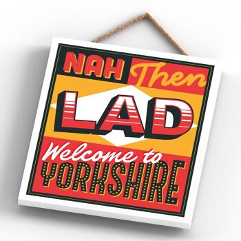 P6569 - Plaque à suspendre en bois sur le thème de la typographie comique Nah Then Lad Yorkshire 3
