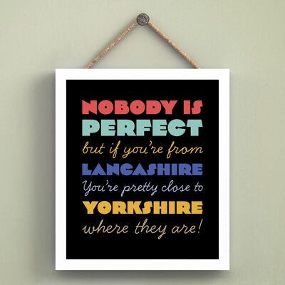 P6571 - Placa colgante de madera con tipografía cómica con temática de Yorkshire nadie es perfecto