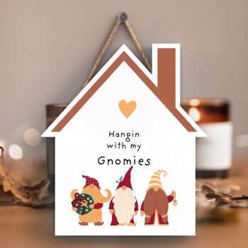 P6712 - Hanging With My Gnomies Gonk Festive Plaque de Maison en Bois Décor de Noël 1