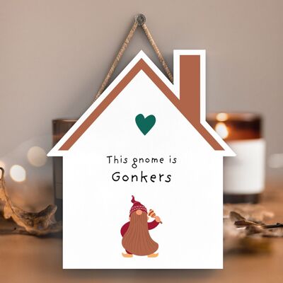 P6717 - Questo gnomo è Gonkers Gonk Festive Wooden House Plaque Decorazioni natalizie