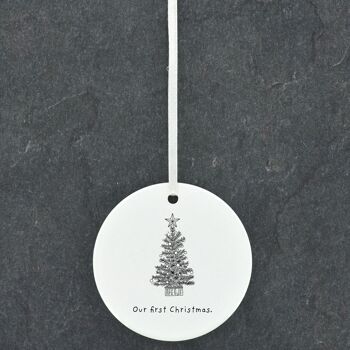 P6871 - Our First Christmas Tree Line Drawing Illustration Ornement de boule de Noël en céramique 1