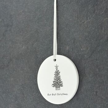 P6871 - Our First Christmas Tree Line Drawing Illustration Ornement de boule de Noël en céramique 2