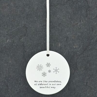 P6875 - Disegno al tratto con fiocchi di neve diversi e belli Illustrazione Ornamento di pallina di Natale in ceramica