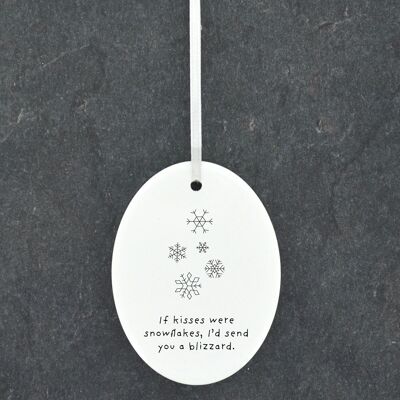 P6885 - Snowflake Kisses Dessin au trait Illustration Ornement de boule de Noël en céramique