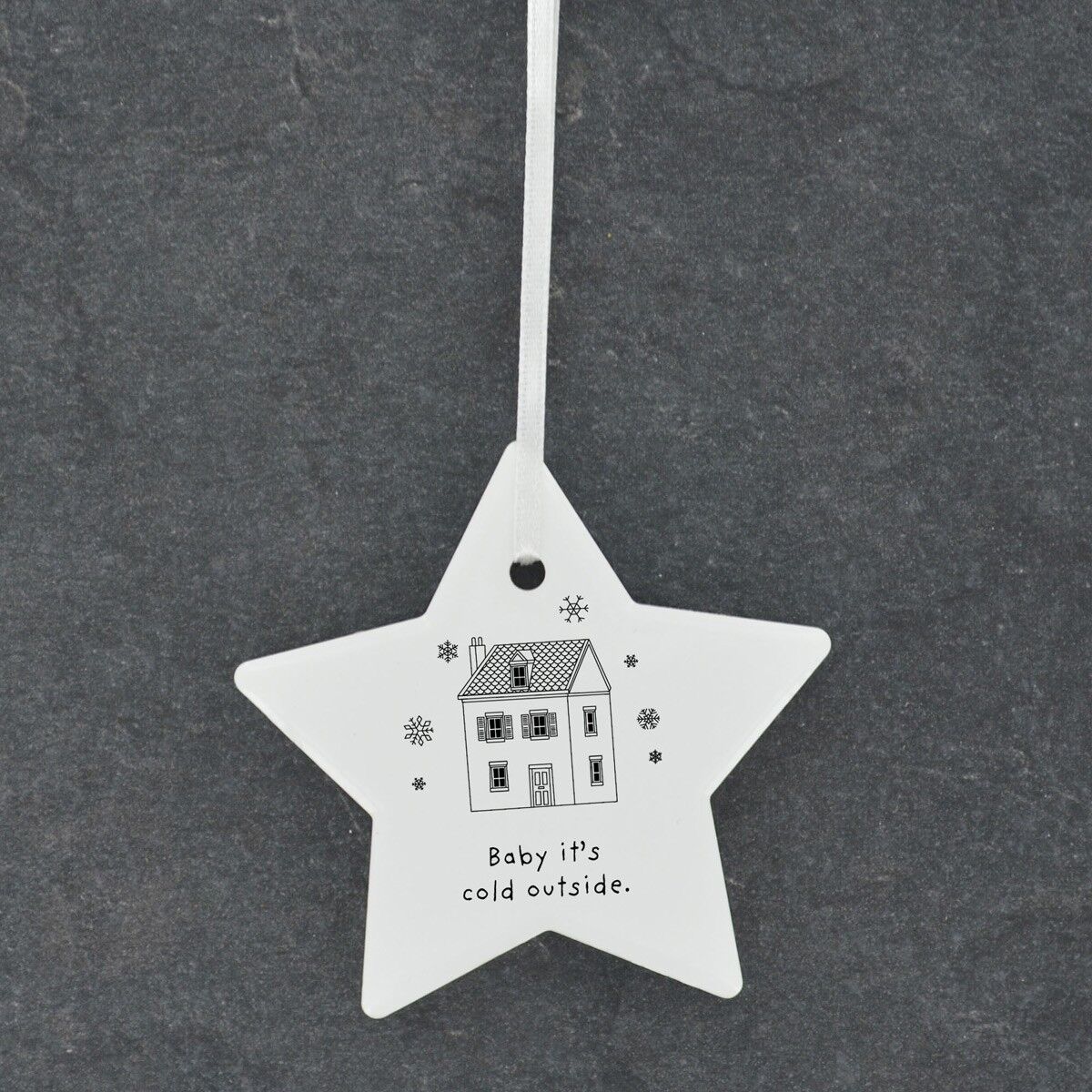 P6892 - Bébé Froid À L'extérieur De La Maison Dessin Au Trait Illustration Ornement De Boule De Noël En Céramique