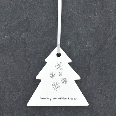 P6906 – Schneeflocke küsst Strichzeichnung Illustration Weihnachtskugel Ornament aus Keramik