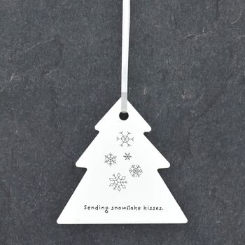 P6906 - Snowflake Kisses Dessin au trait Illustration Ornement de boule de Noël en céramique 1