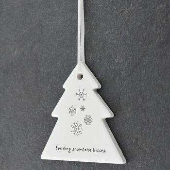 P6906 - Snowflake Kisses Dessin au trait Illustration Ornement de boule de Noël en céramique 3