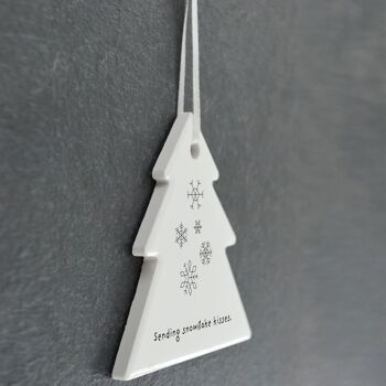 P6906 - Snowflake Kisses Dessin au trait Illustration Ornement de boule de Noël en céramique 4