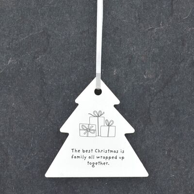 P6907 - La famiglia ha impacchettato i regali Illustrazione del disegno al tratto Ornamento di pallina di Natale in ceramica