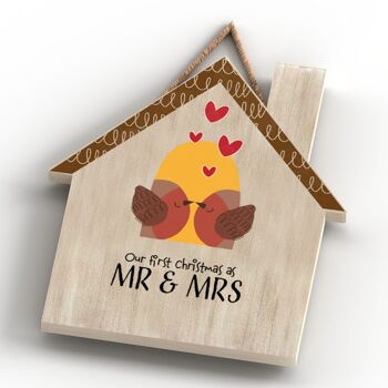 P7117 - Notre premier Noël Mr & Mrs Robin sur le thème de la maison en forme de plaque à suspendre sur le thème de Noël 3