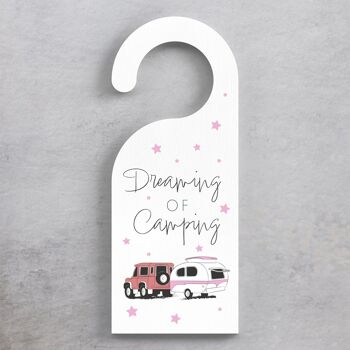 P7366 - Dreaming of Camping Pink Camper Caravan Camping Plaque à suspendre sur le thème 1