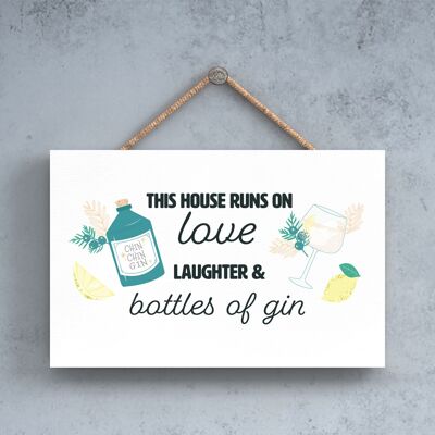 P7569 - Questa casa funziona con gin divertente targa decorativa da appendere a tema alcolico