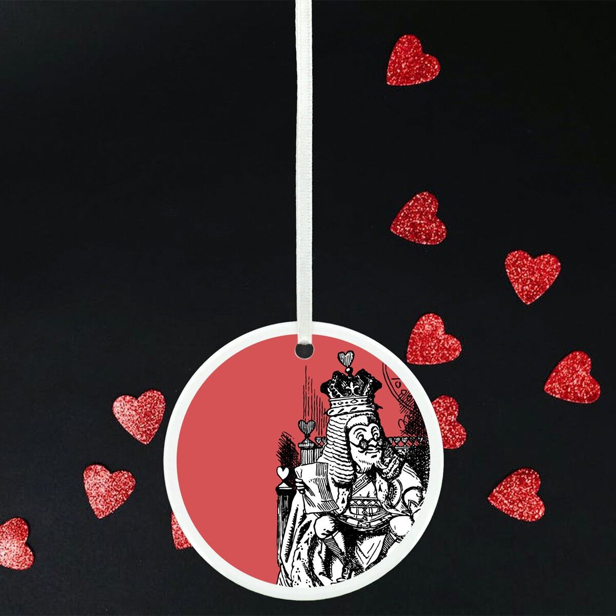 P7802 - Illustrazione a tema Re Alice nel Paese delle Meraviglie su ornamento in ceramica