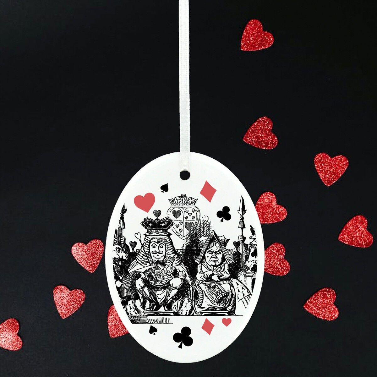 P7871 - Illustrazione a tema del re e della regina Alice nel paese delle meraviglie su ornamento in ceramica