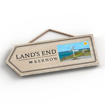 P7885 - Lands End Works Of K Pearson Seaside Town Illustration Flèche en bois Plaque à suspendre 2