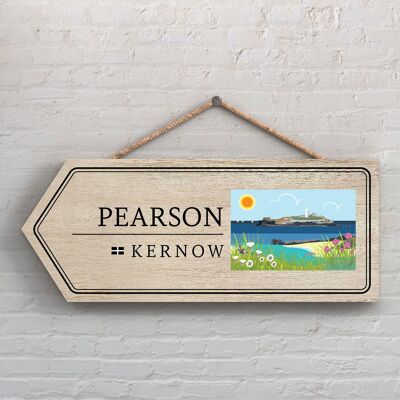 P7887 - Pearson Works Of K Pearson Seaside Town Illustration Placa colgante de flecha de madera