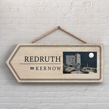 P7889 - Redruth Works Of K Pearson Seaside Town Illustration Flèche en bois Plaque à suspendre 1