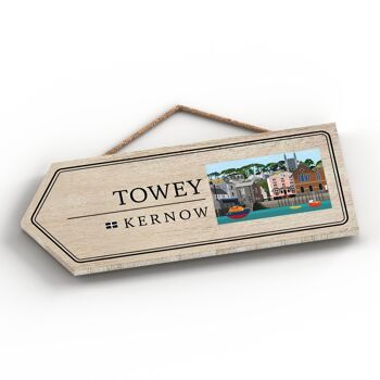 P7890 - Towey Works Of K Pearson Seaside Town Illustration Flèche en bois Plaque à suspendre 2