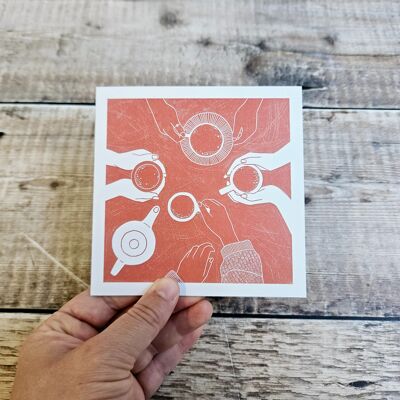 Ritual – Blanko-Grußkarte mit vier Paar Händen von Freunden, die Tassen Tee/Kaffee wiegen