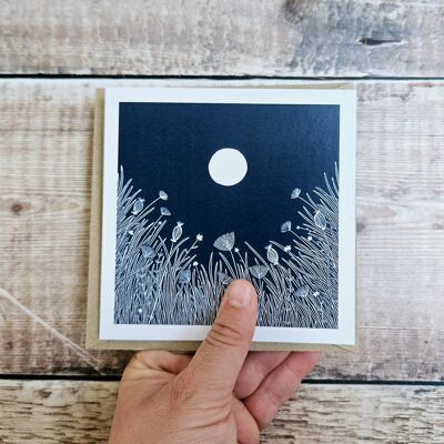 Noche tranquila: tarjeta de felicitación en blanco con luna llena y flores silvestres