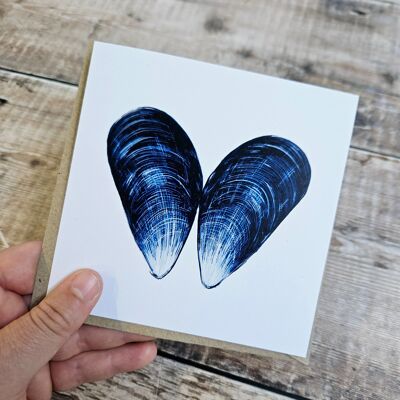 Coeur de coquille de moule - carte de voeux vierge avec une coquille de moule bleue ouverte formant la forme d'un coeur