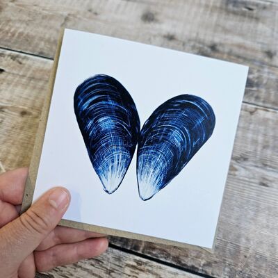 Corazón de concha de mejillón - Tarjeta de felicitación en blanco con una concha de mejillón azul abierta formando un corazón