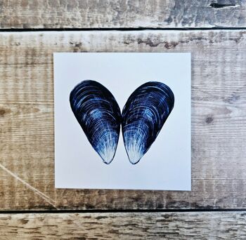 Coeur de coquille de moule - carte de voeux vierge avec une coquille de moule bleue ouverte formant la forme d'un coeur 2