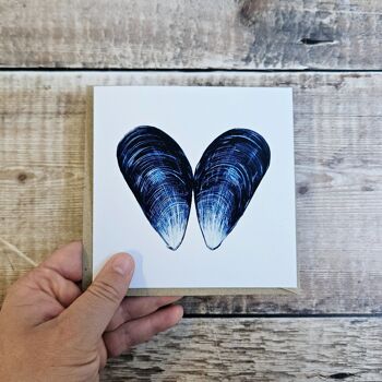 Coeur de coquille de moule - carte de voeux vierge avec une coquille de moule bleue ouverte formant la forme d'un coeur 6