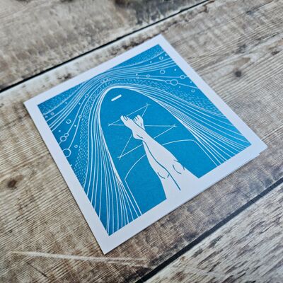 Glide: tarjeta de felicitación en blanco con una imagen azul de un par de piernas reclinadas en una tabla de remo