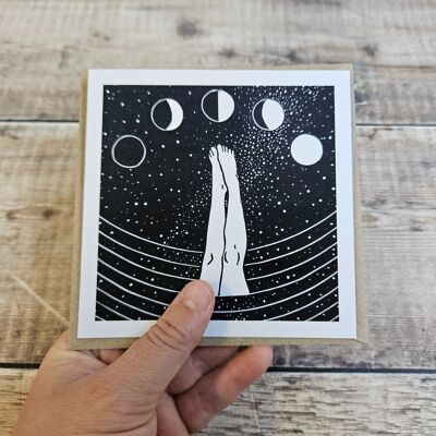 Unter dem Mond – Blanko-Grußkarte mit einer Frau, die nachts schwimmt und bei Vollmond einen Handstand macht