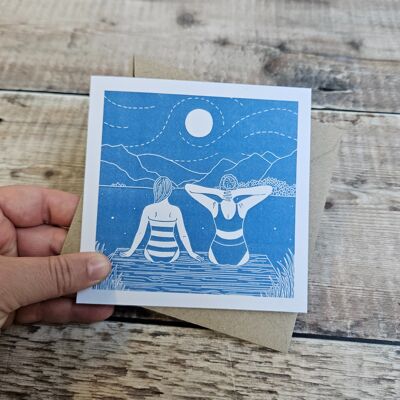 Kindred Spirits – Blanko-Grußkarte mit zwei Freunden in Badeanzügen am Wasser