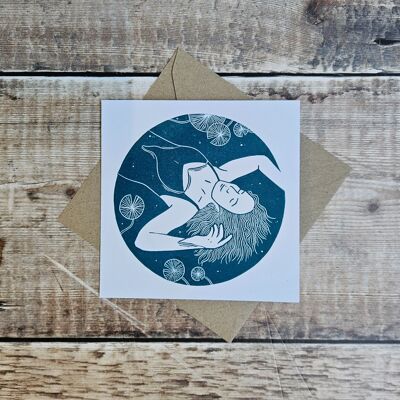 Bliss - Blanko-Grußkarte mit einer Frau, die zwischen Seerosen schwebt