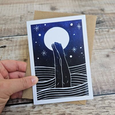 Full Moon Dip - Carte de voeux avec une paire de jambes dans un poirier sous la pleine lune