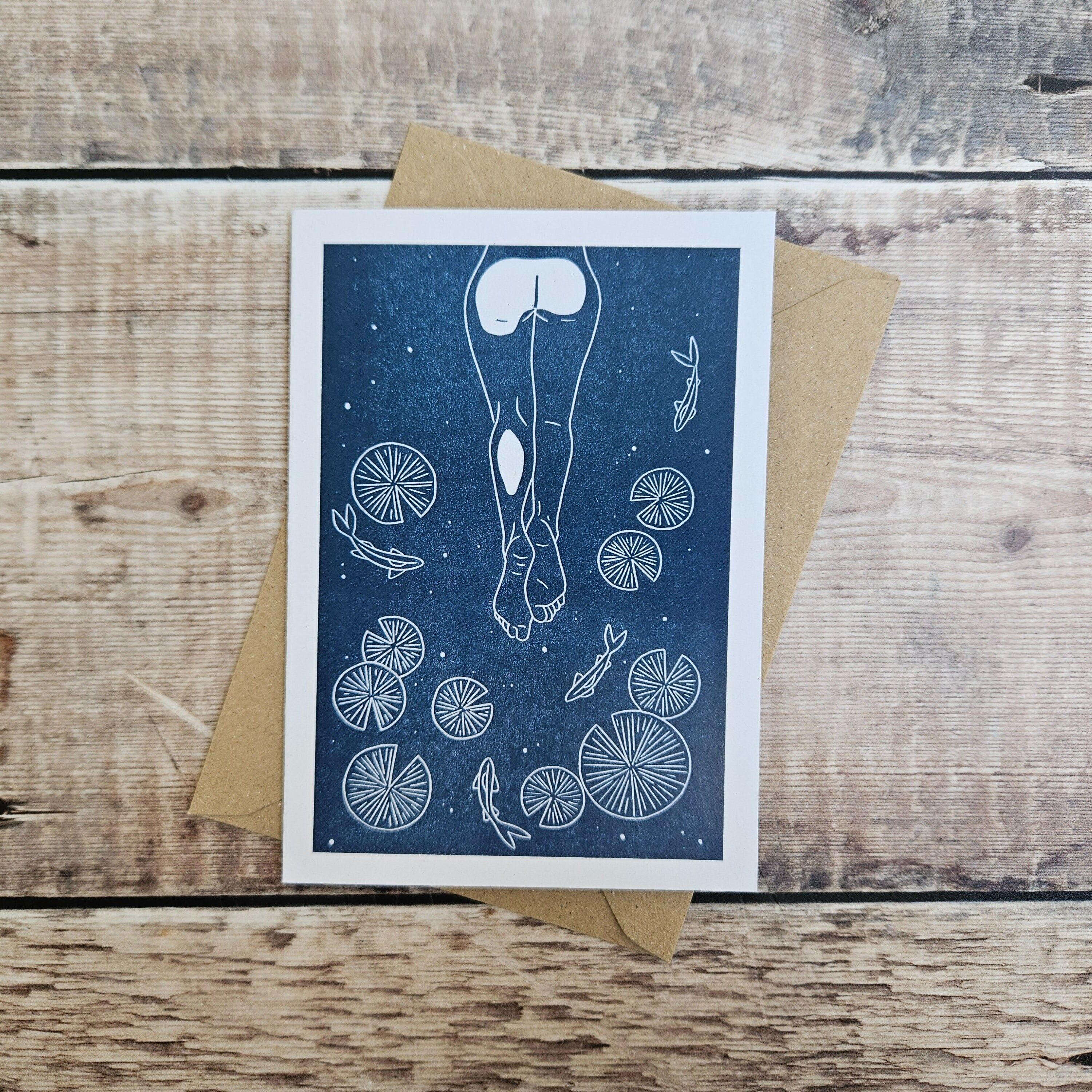 Floating - Biglietto d'auguri vuoto di un nuotatore nudo tra i lillypad