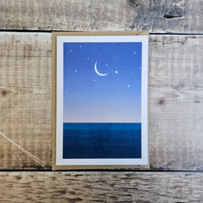 Still Horizon - Tarjeta de felicitación en blanco con una luna creciente sobre el océano