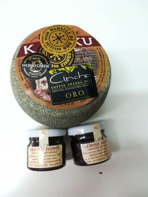 Queso curado y mermelada de cerezas negras, ideal para el Día del Padre