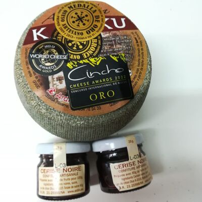 Queso curado et mermelada de cerezas negras